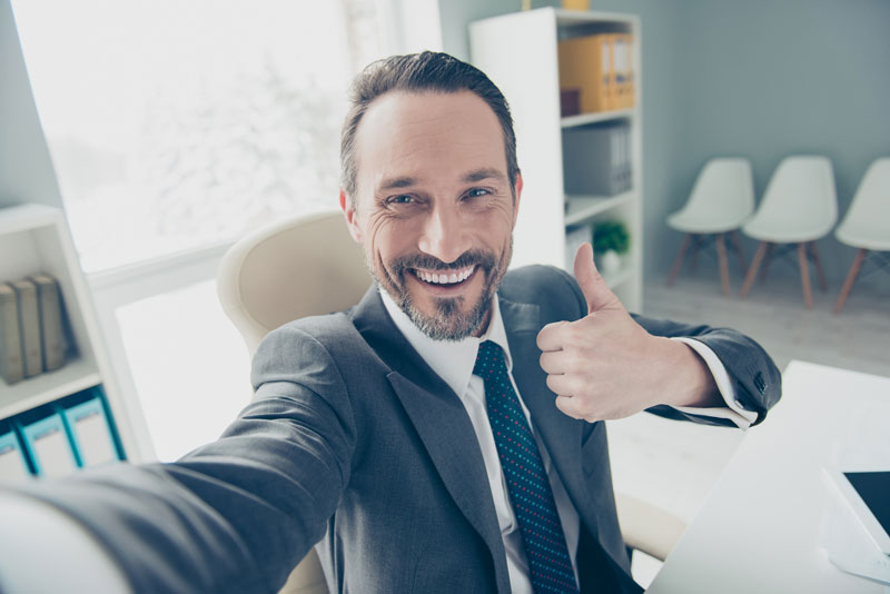 Empleado que quiere potenciar su excelencia en el trabajo