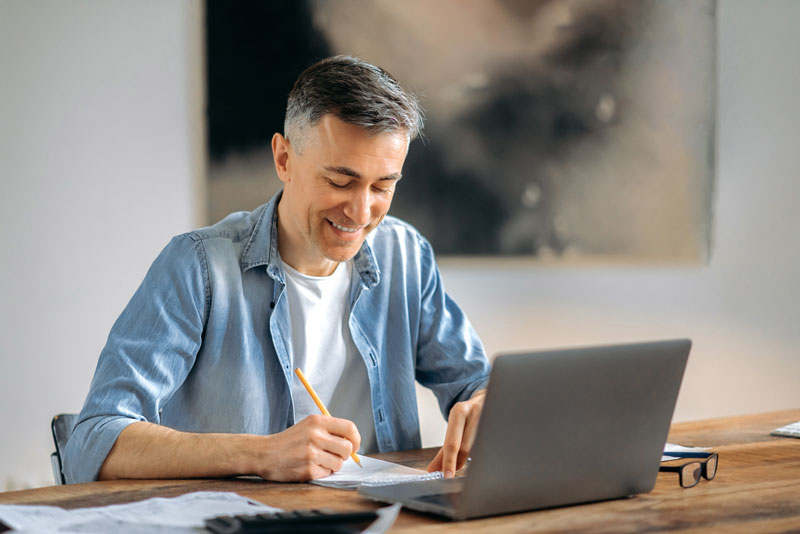 Estudiante formándose para incluirlo en su currículum
