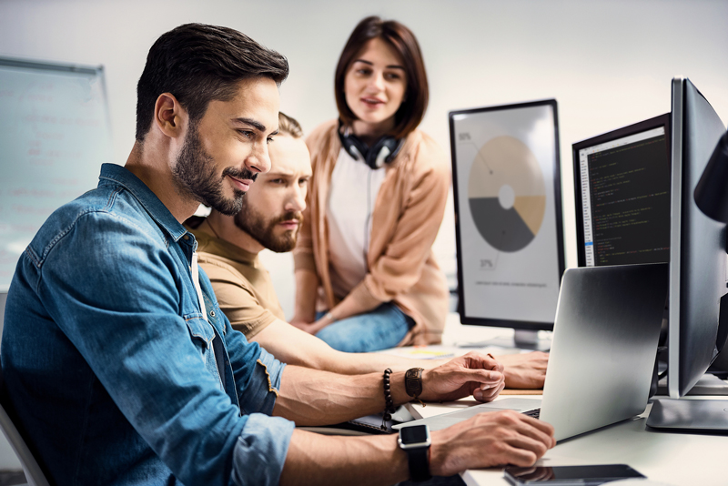 Jóvenes buscando prácticas en empresas 